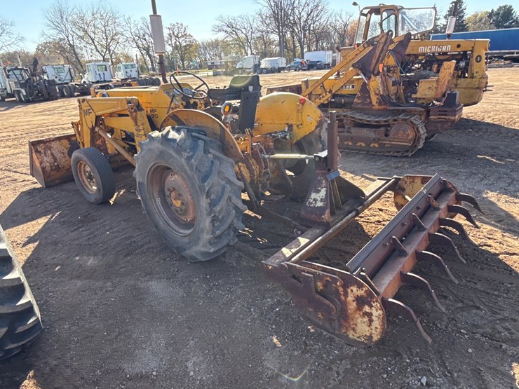 #6925-•-massey-ferguson-mf-30-industrial-tractor-with-front-loader-and-rear-box-scraper-image-6