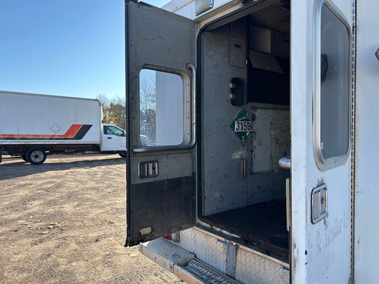#6934-•-1992-computer-designed-chassis-1300-stoughton-step-van-(has-wi-title)-image-37