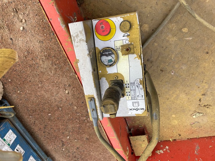 #1922-•-2017-skyjack-sj12-electric-man-lift-image-15