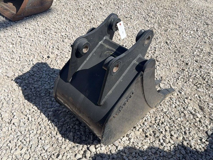 two-pin-18”-tooth-excavator-bucket-image-3