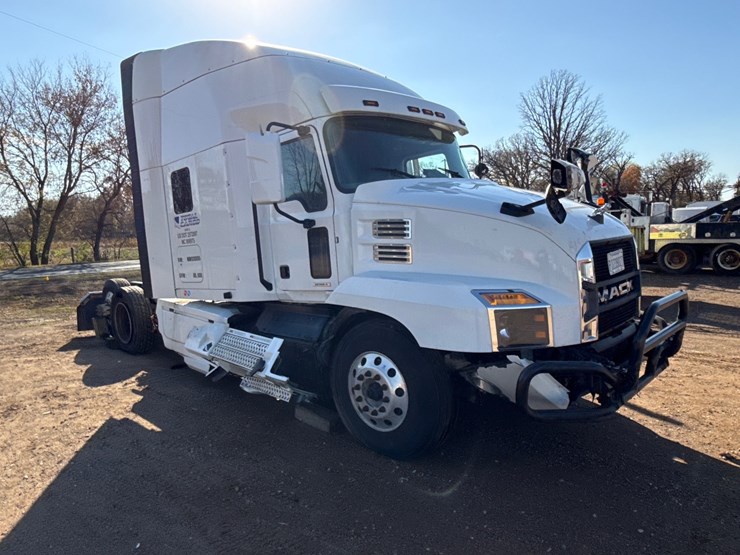 #6907-•-2022-mack-anthem-an64t-sleeper-semi-truck-image-3