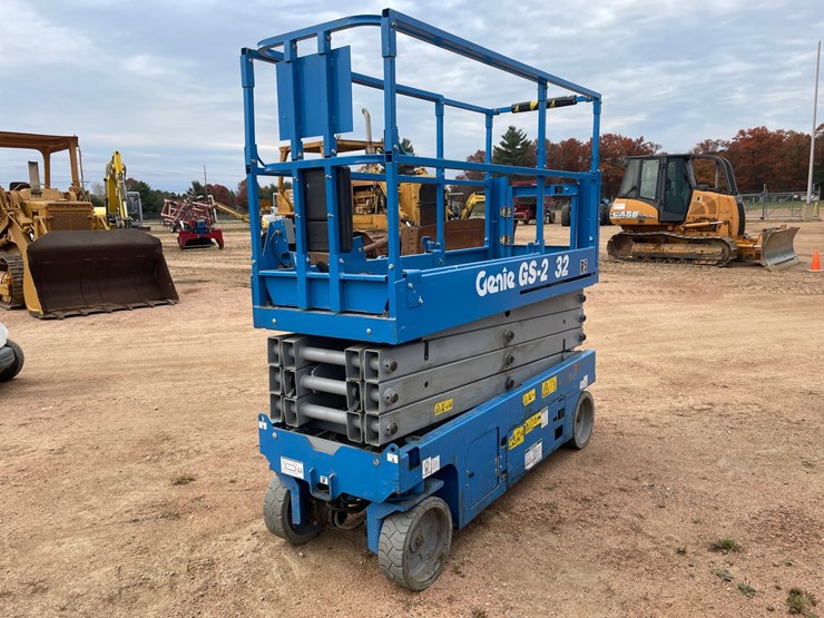 #1901-•-2016-genie-gs2632-electric-scissor-lift-image-1