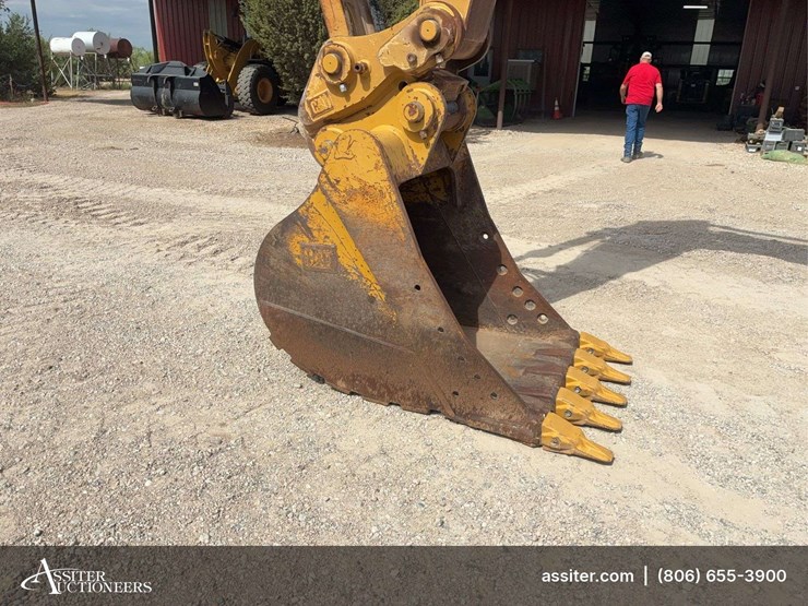 2017-caterpillar-323-image-5