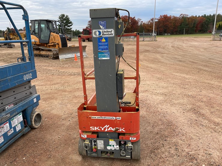 #1922-•-2017-skyjack-sj12-electric-man-lift-image-2