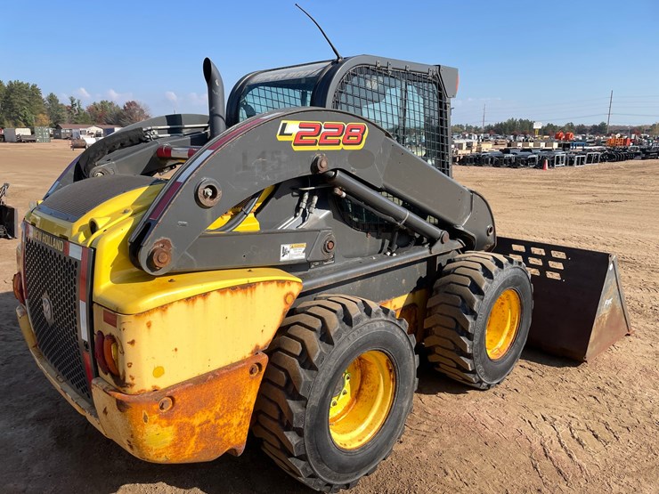 #1906-•-new-holland-l228-skid-steer-image-5