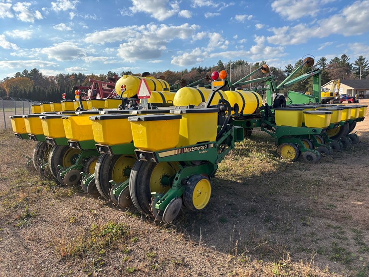 #1949-•-john-deere-7200-conservation-16-row-planter-image-4
