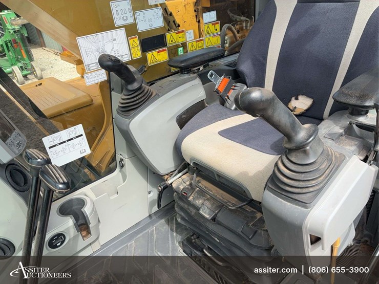 2017-caterpillar-323-image-18