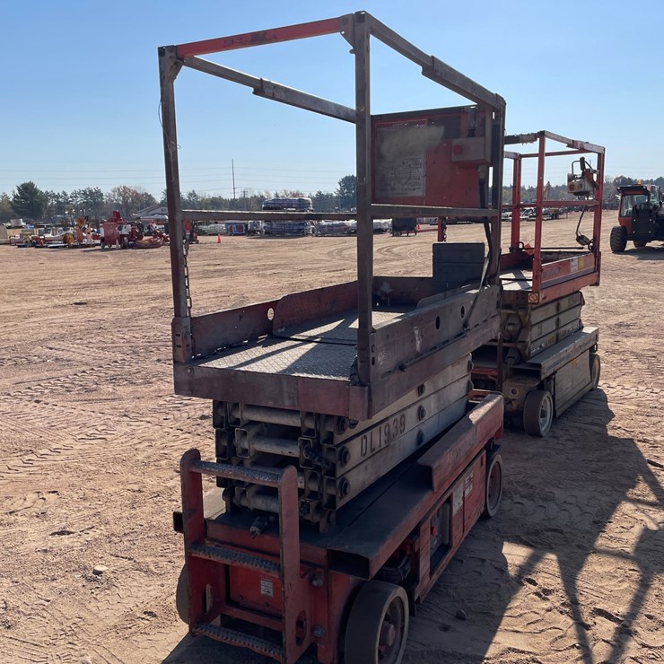 #1909 • Snorkel S1930 Scissor Lift
