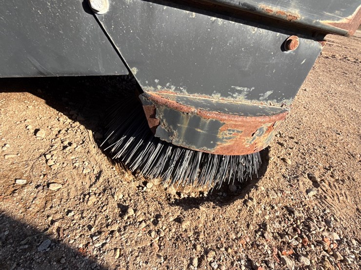 #6928-•-advance-retriever-5800-ride-on-industrial-floor-sweeper-image-15