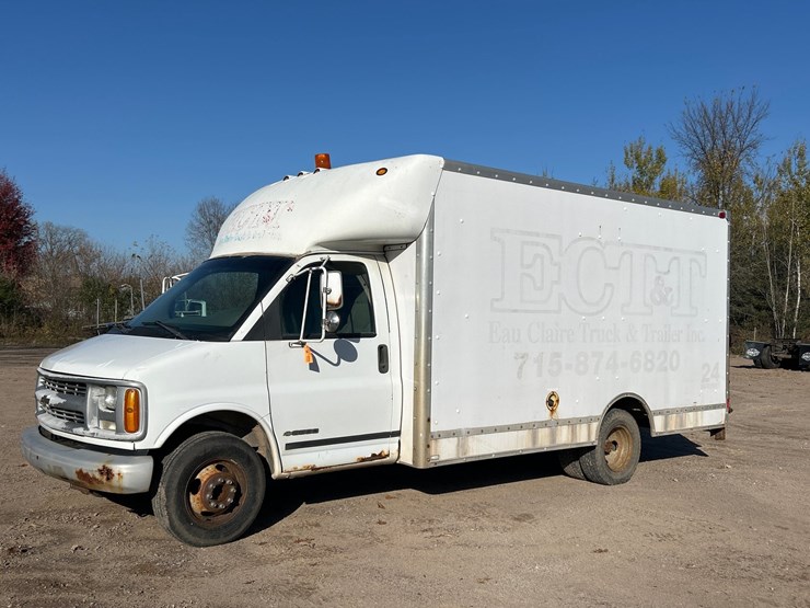 #6932-•-2000-chevrolet-3500-box-truck-(has-wi-title)-image-1