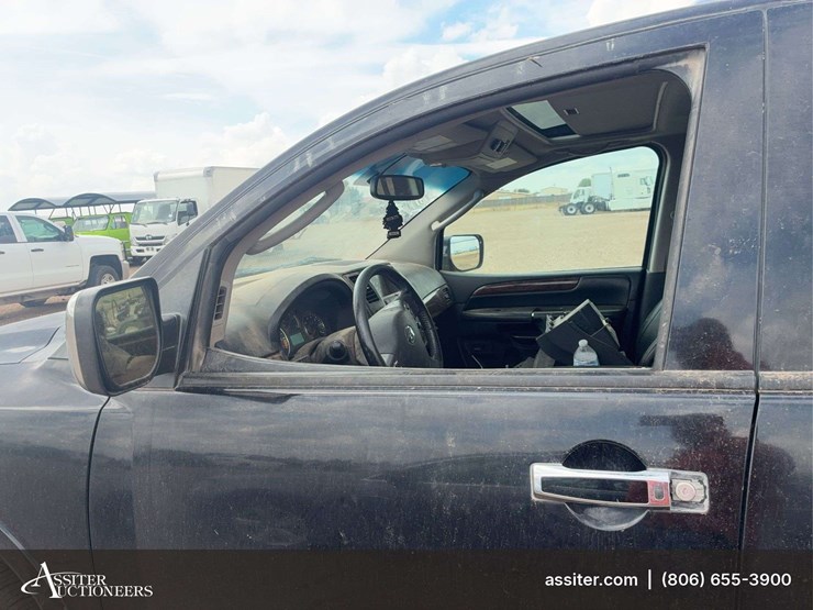 2011-nissan-armada-image-6