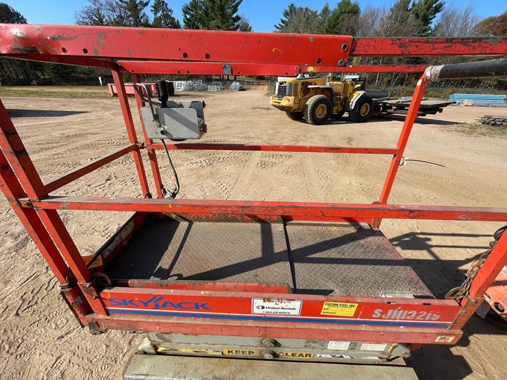 #1908-•-skyjack-sj113-3219-electric-scissor-lift-image-15