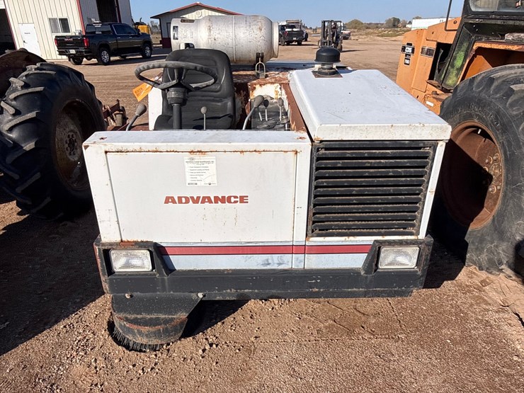 #6928-•-advance-retriever-5800-ride-on-industrial-floor-sweeper-image-2