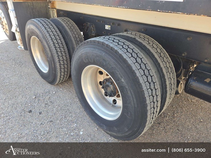 2006-peterbilt-335-image-44