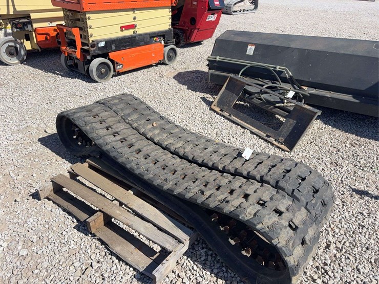 1-set-of-used-tracks-for-cat-259d3-skid-steer-image-4