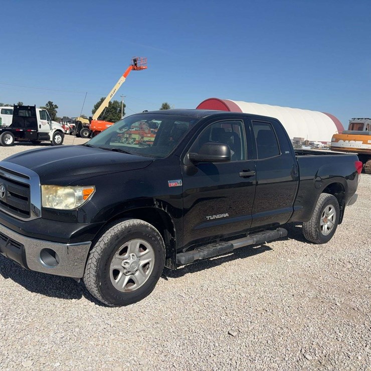 2013 Toyota Tundra SRS, 5.7L/V8 iForce, 4WD, reese hitch, 4 door, cloth interior power lock/windows/seat, 250,027 miles, VIN# 5TFUW5F11CX231515