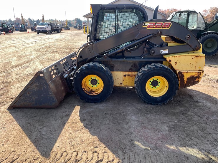 #1906-•-new-holland-l228-skid-steer-image-2