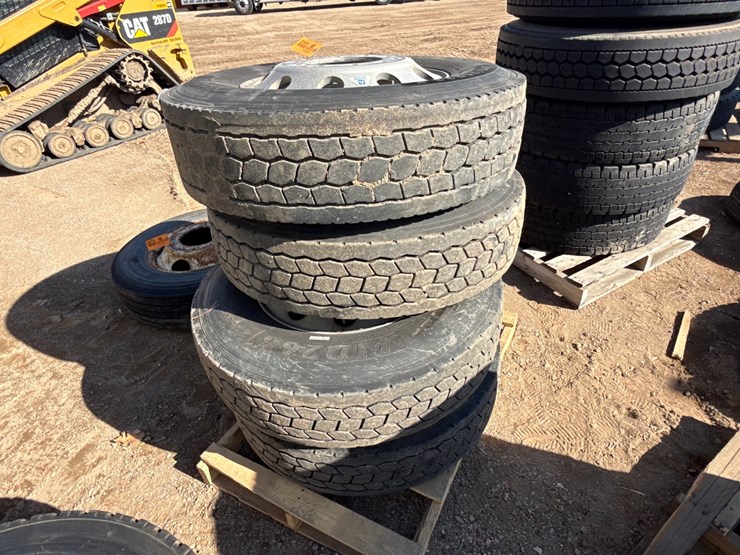 #6980-•-(4)-commercial-truck-tires-with-10-bolt-aluminum-rims-image-4