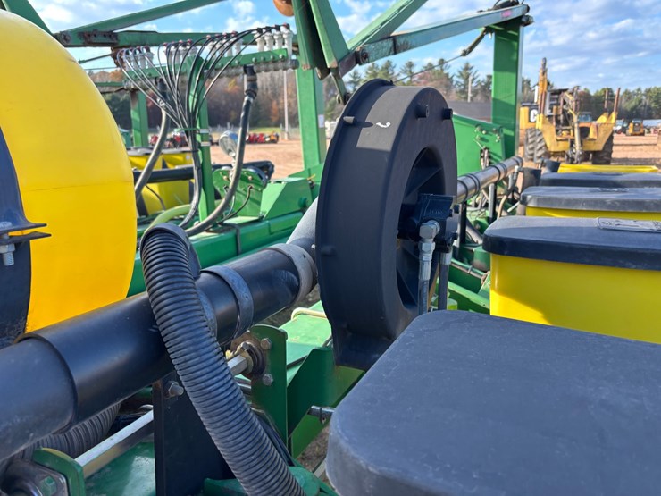 #1949-•-john-deere-7200-conservation-16-row-planter-image-23