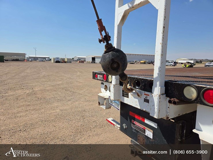 2006-peterbilt-335-image-9