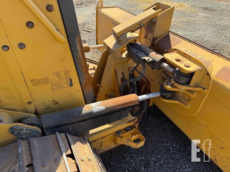 2020-caterpillar-d1-image-37