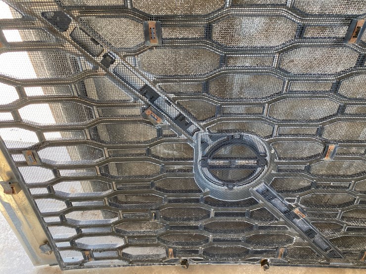 #6985-•-volvo-truck-front-grille-assembly-image-6