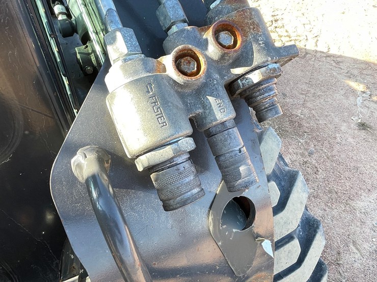 #1081-•-new-holland-l228-skid-steer-image-29