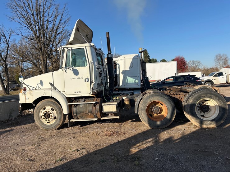 #6903-•-1995-volvo-gm-wg64t-tandem-axle-day-cab-semi-tractor-(has-wi-title)-image-2