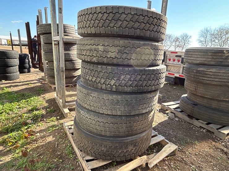 #6961-•-(6)-11r22.5-commercial-truck-tires-image-4