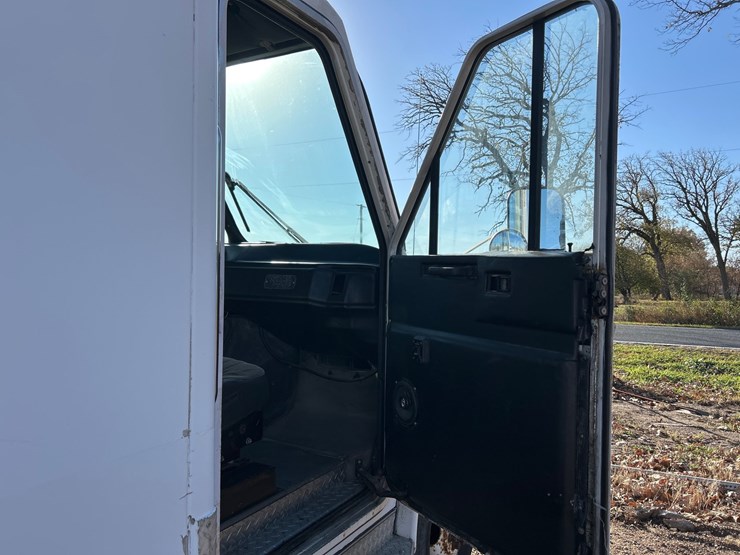 #6934-•-1992-computer-designed-chassis-1300-stoughton-step-van-(has-wi-title)-image-47