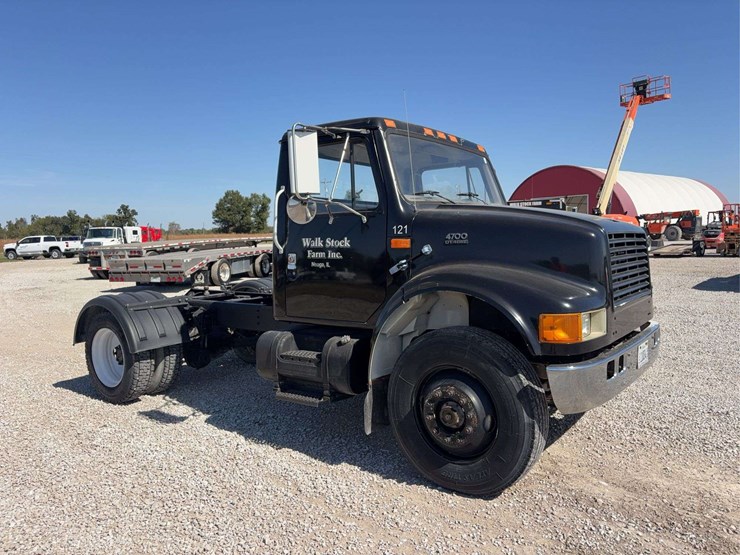 1998-international-4700-day-cab-truck,-121,834-miles,-single-axle,-255/70r22.5-tires,-dt466e-engine,-gooseneck-ball-hitch,-automatic-transmission-vin#-1hsscaan4wh551789-image-5