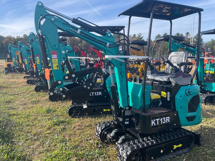 #3233-•-2026-cfg-kt13r-mini-excavator-image-1