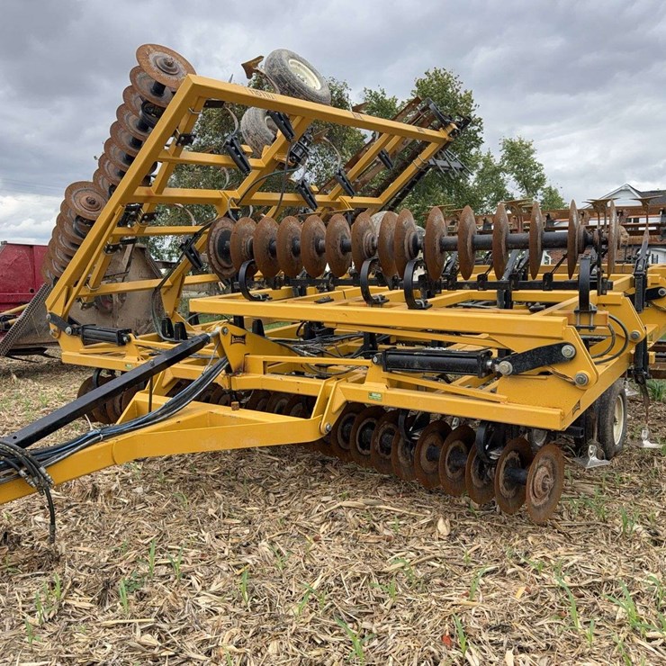 Landoll 876 Tilloll, 35ft, HD 3 Bar Harrow, C-Shank, 17'' Blades, 10'' Sweeps