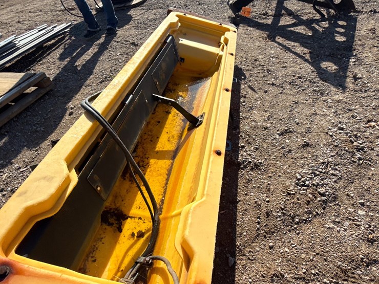 #6947-•-snowex-sp-2400-replaceable-tailgate-spreader-image-5