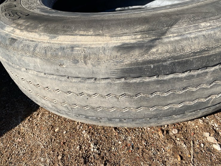 #6972-•-(1)-bfgoodrich-st-244-275/80r24.5-commercial-truck-tire-image-4