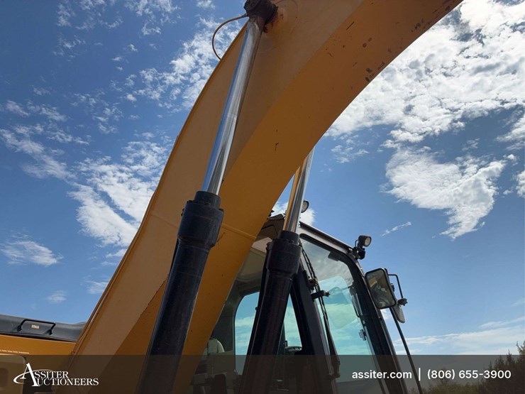 2017-caterpillar-323-image-16