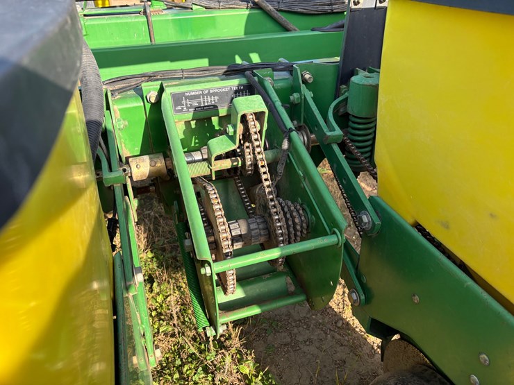 #1949-•-john-deere-7200-conservation-16-row-planter-image-31
