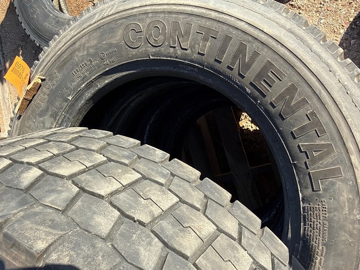 #6976-•-(5)-commercial-truck-tires-image-8