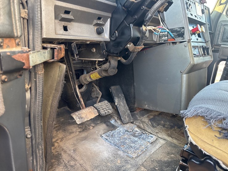 #6902-•-1993-mack-conventional-sleeper-semi-tractor-image-17