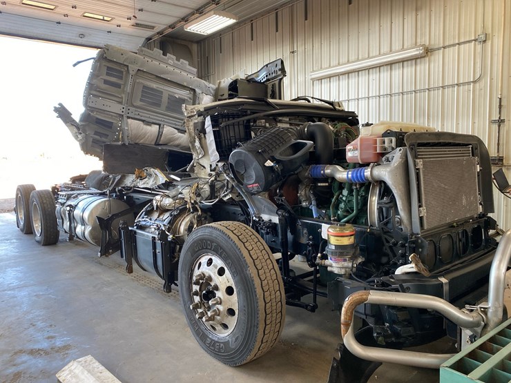 #6984-•-2024-volvo-sleeper-cab-semi-truck-tractor-image-5