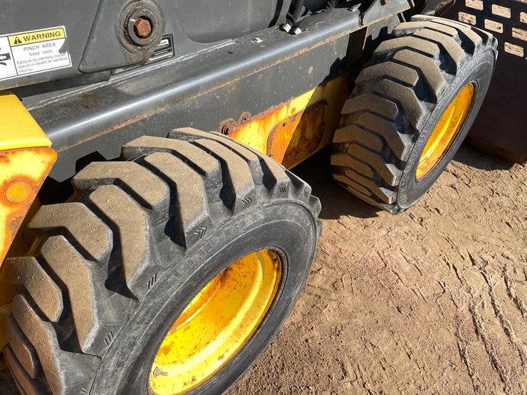 #1906-•-new-holland-l228-skid-steer-image-12