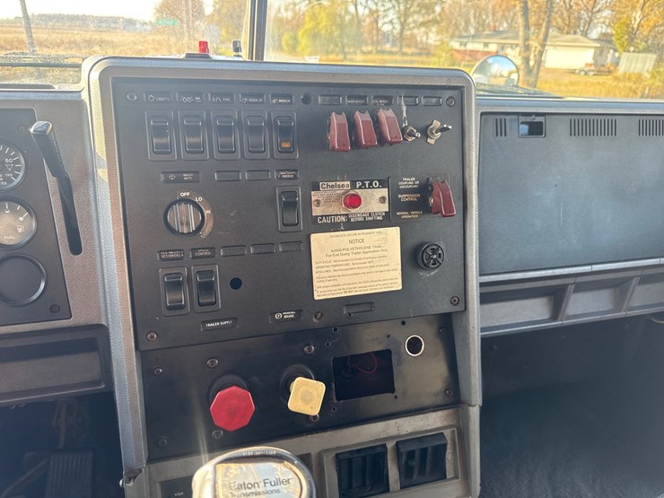 #6902-•-1993-mack-conventional-sleeper-semi-tractor-image-10