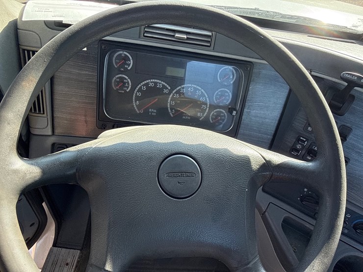#6905-•-2007-freightliner-day-cab-non-runner-semi-tractor-(wi-title-in-delay)-image-16