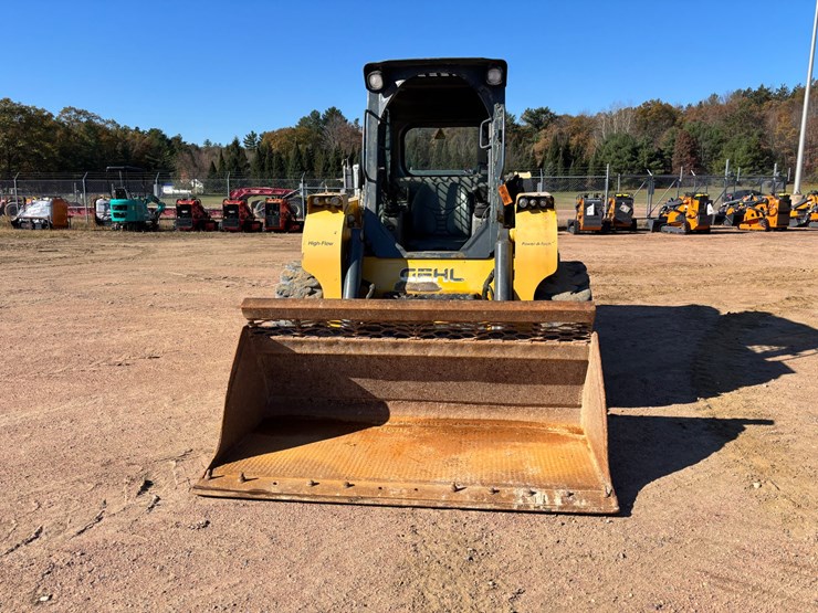 #1888-•-2016-gehl-v400-skid-steer-with-bucket-image-2