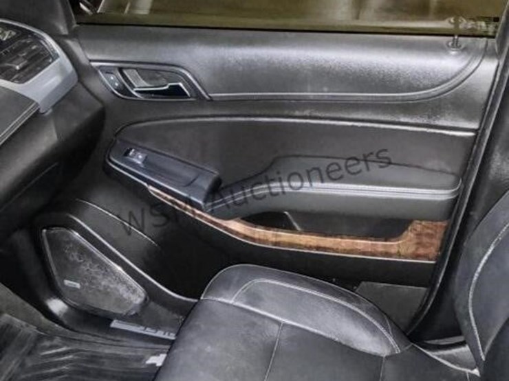 2018-chevrolet-suburban-suv-image-21