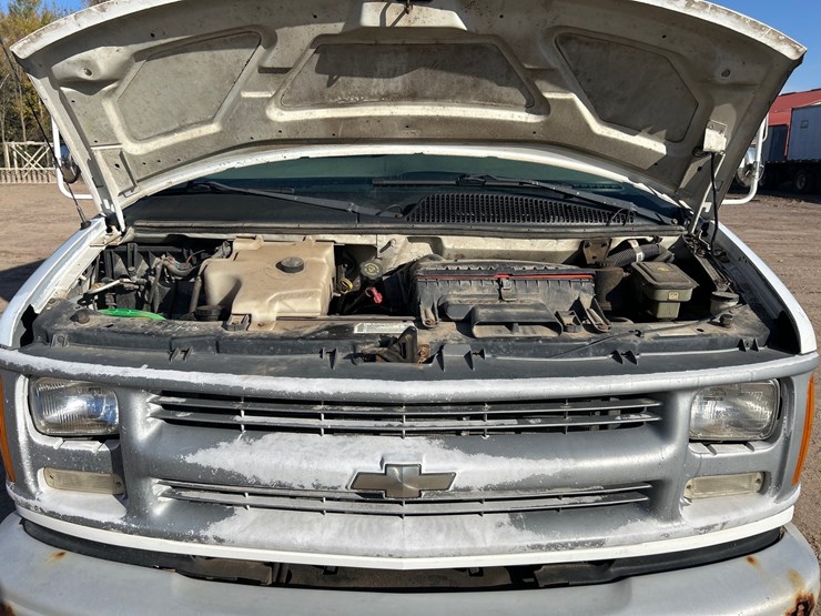 #6932-•-2000-chevrolet-3500-box-truck-(has-wi-title)-image-13