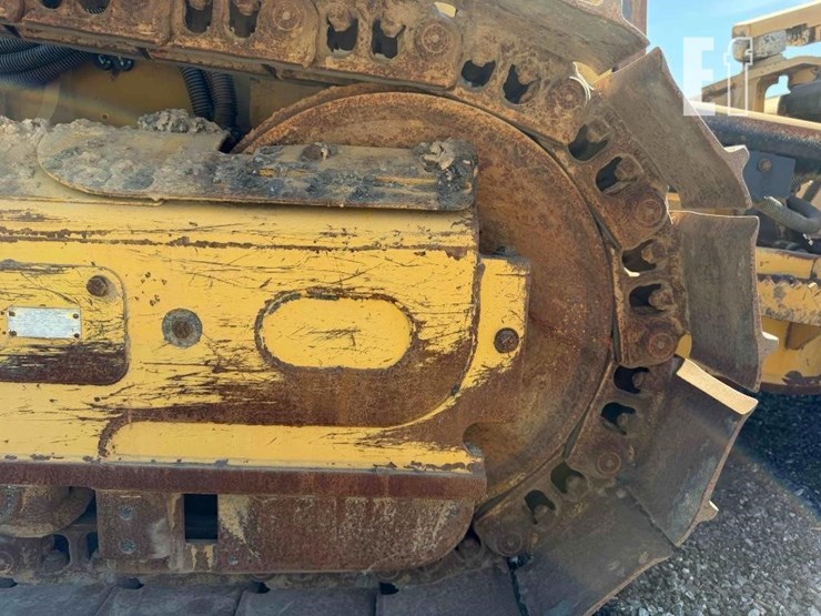 2020-caterpillar-d1-image-30