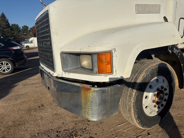#6902-•-1993-mack-conventional-sleeper-semi-tractor-image-51