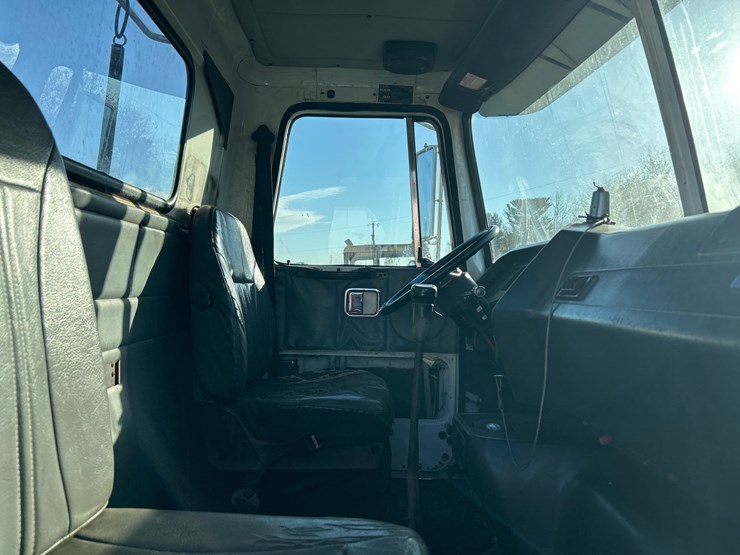 #6903-•-1995-volvo-gm-wg64t-tandem-axle-day-cab-semi-tractor-(has-wi-title)-image-52