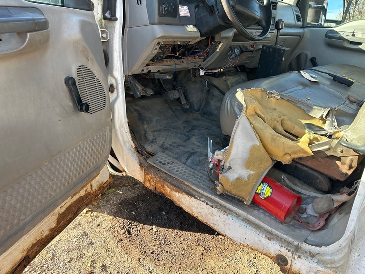 #6935-•-2000-ford-f-550-super-duty-stake-bed-dump-truck-(has-wi-title)-image-13